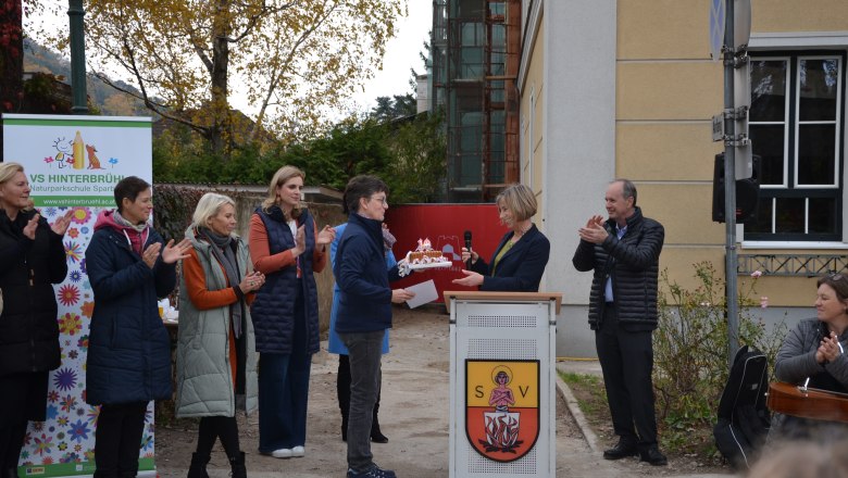 Ein Jubiläumskuchen wird überreicht, © Gemeinde Hinterbrühl