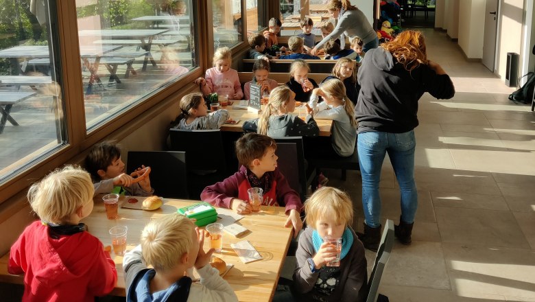 Eine Würsteljause im Besucherzentrum für die fleißigen Kinder, © Naturpark Sparbach