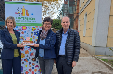 Barbara Krems, Direktorin der VS Hinterbrühl, Susanne Käfer, Naturpark Büro Sparbach und Bürgermeister Erich Moser, © Gemeinde Hinterbrühl