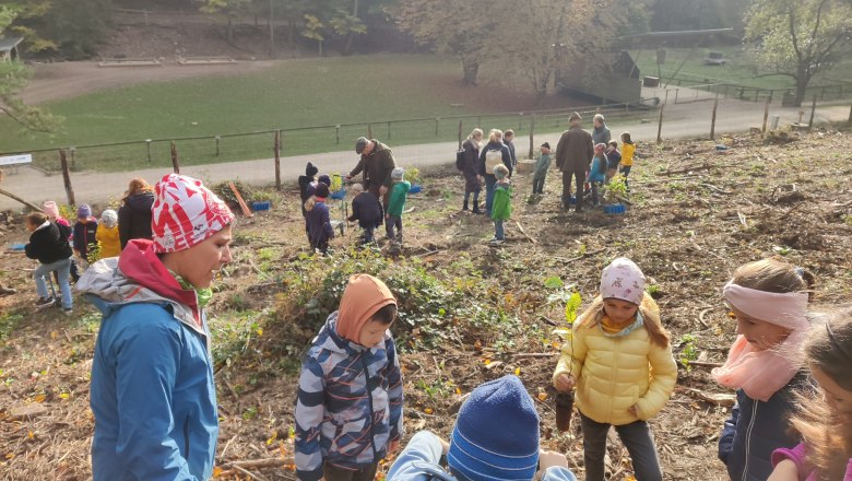 Viele Menschen sind beschäftigt, © Naturpark Sparbach