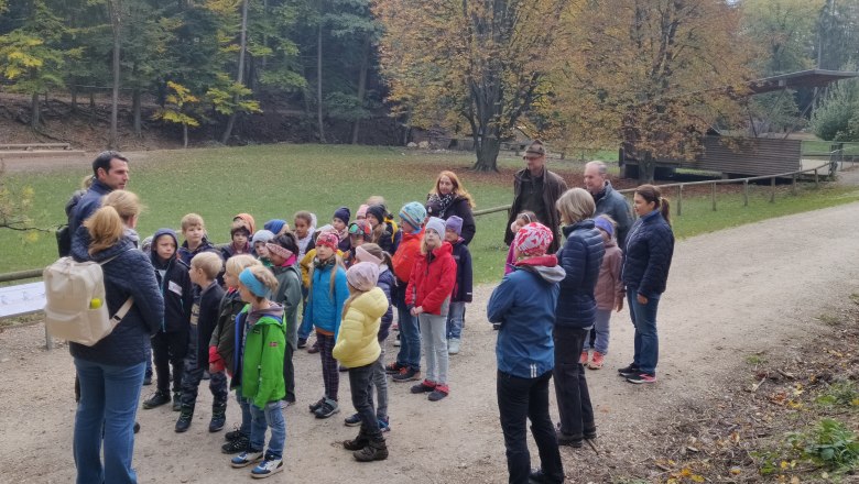 Förster Thomas erklärt den Kindern die Aufforstung, © Naturpark Sparbach