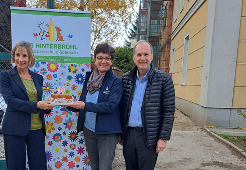 Barbara Krems, Direktorin der VS Hinterbrühl, Susanne Käfer, Naturpark Büro Sparbach und Bürgermeister Erich Moser, © Gemeinde Hinterbrühl